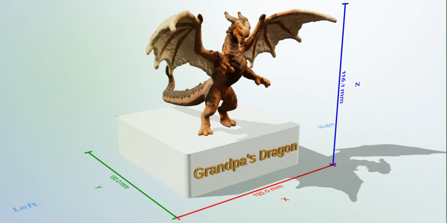 Un dragon sculpté posé sur un socle précis de 100 sur 100 sur 30 millimètres, exporté en un seul ensemble imprimable